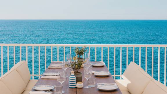 Dining by the water, with sea views and Provençal charm.
