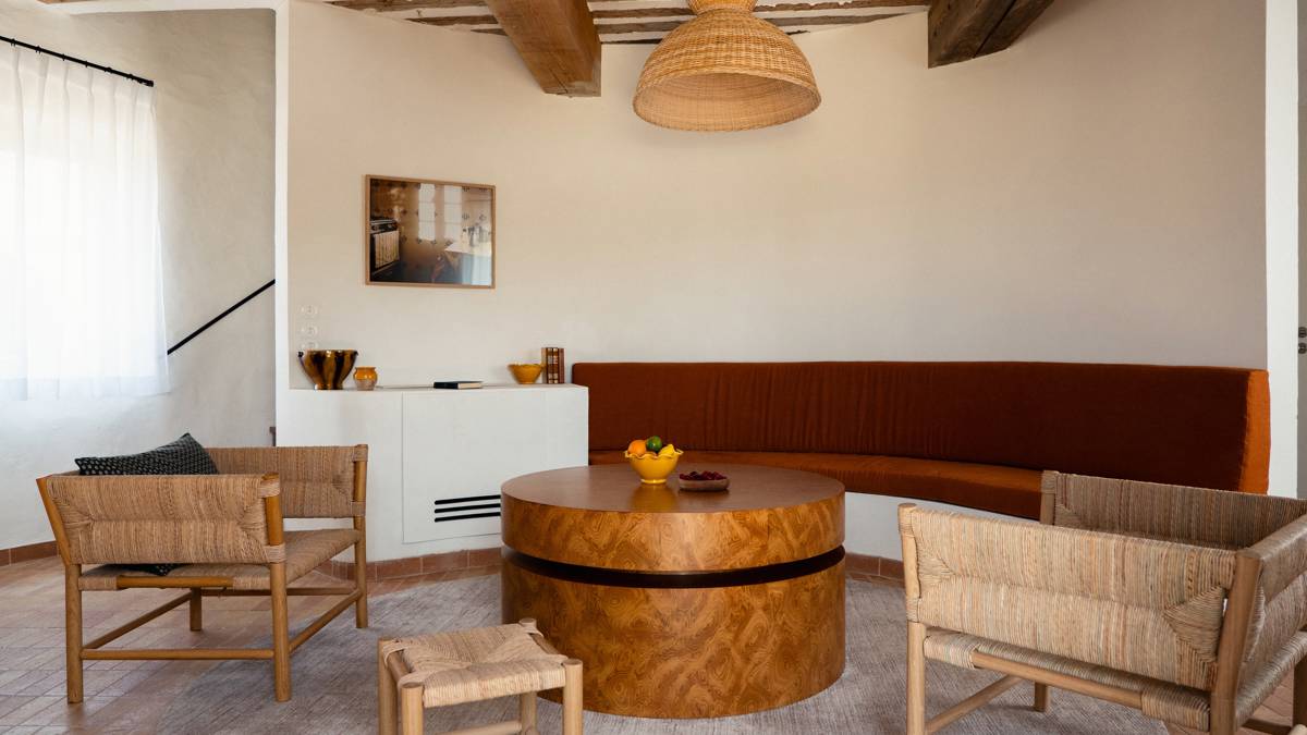 Un ensemble de canapés confortables entoure une belle table basse en bois dans le salon.