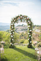Wedding in capelongue, arch of flowers in a garden