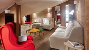 Espace de vie bien organisé avec canapés colorés, confortables et table basse différente proche.