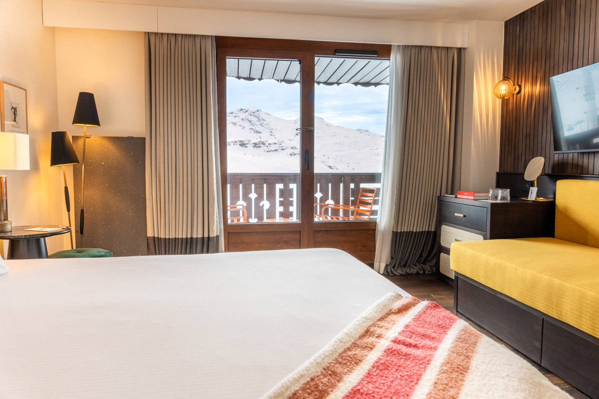 Paysage de montagne enneigé depuis la fenêtre de la chambre Supérieure Famille.