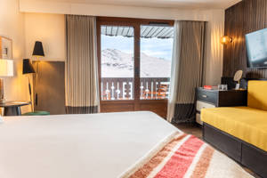 Paysage de montagne enneigé depuis la fenêtre de la chambre Supérieure Famille.