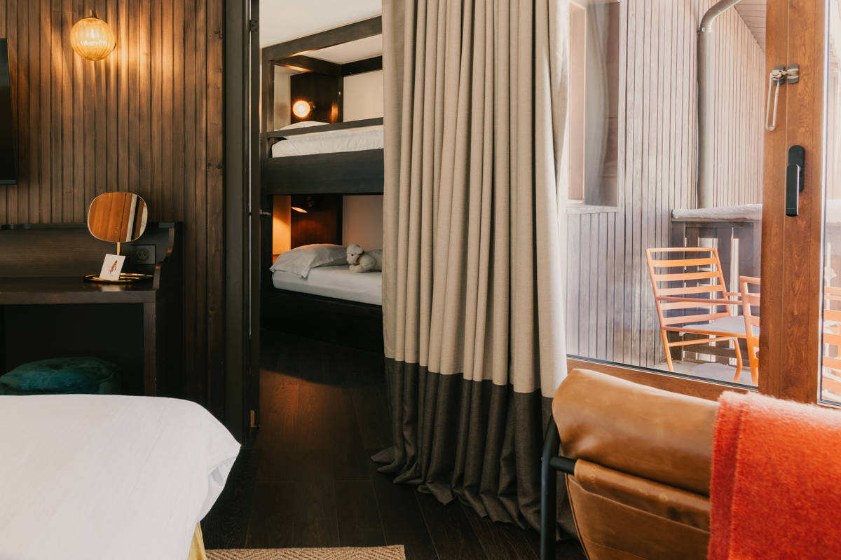 Chambre Confort avec lit double et lits superposés à Val Thorens.