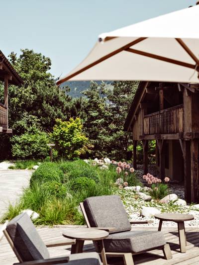 Terrasse et jardin ensoleillés de l'hôtel Beaumier L'Alpaga à Megève