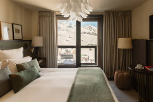 Zimmer im Le Fitz Roy mit Panoramafenster und Blick auf die verschneiten Pisten von Val Thorens