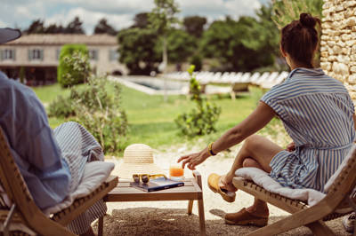 Couple relaxing in the garden of the Beaumier hotel Capelongue in Bonnieux, Luberon