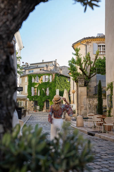 Strolling through the cobblestone streets of Lourmarin village, near the Beaumier hotel Le Moulin