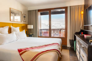 Décoration alpine moderne en chambre Privilège à Val Thorens.
