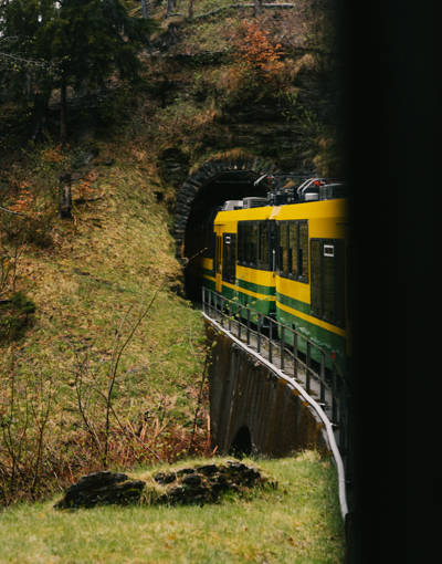 Train de montagne Wengernalpbahn pour rejoindre Wengen, Alpes suisses