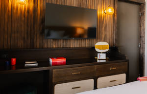 Détail de la télévision et des produits d'accueil en chambre Privilège à Val Thorens.