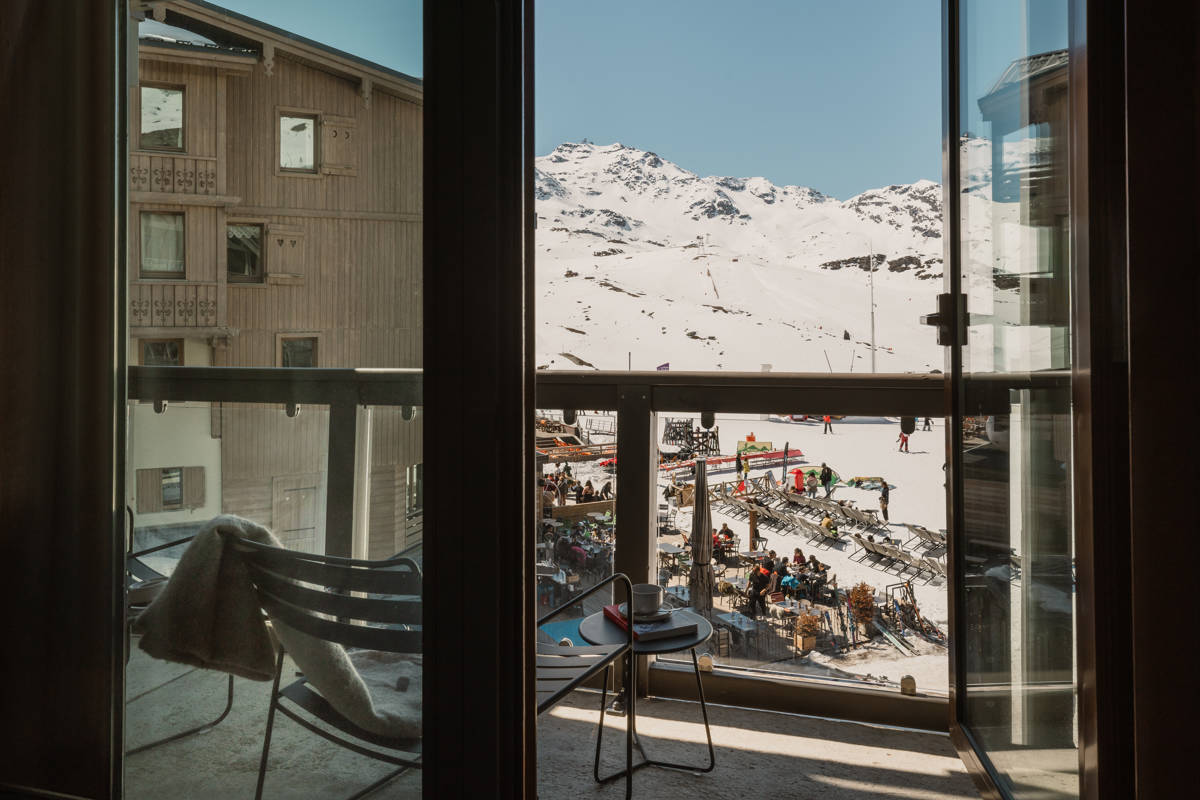 Blick aus einem Zimmer im Le Fitz Roy über den Balkon auf die Pisten und Sonnenterrasse von Val Thorens