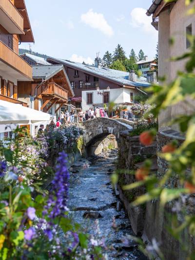 Pont en pierre et torrent au cœur du village de Megève, près de l'hôtel Beaumier L'Alpaga
