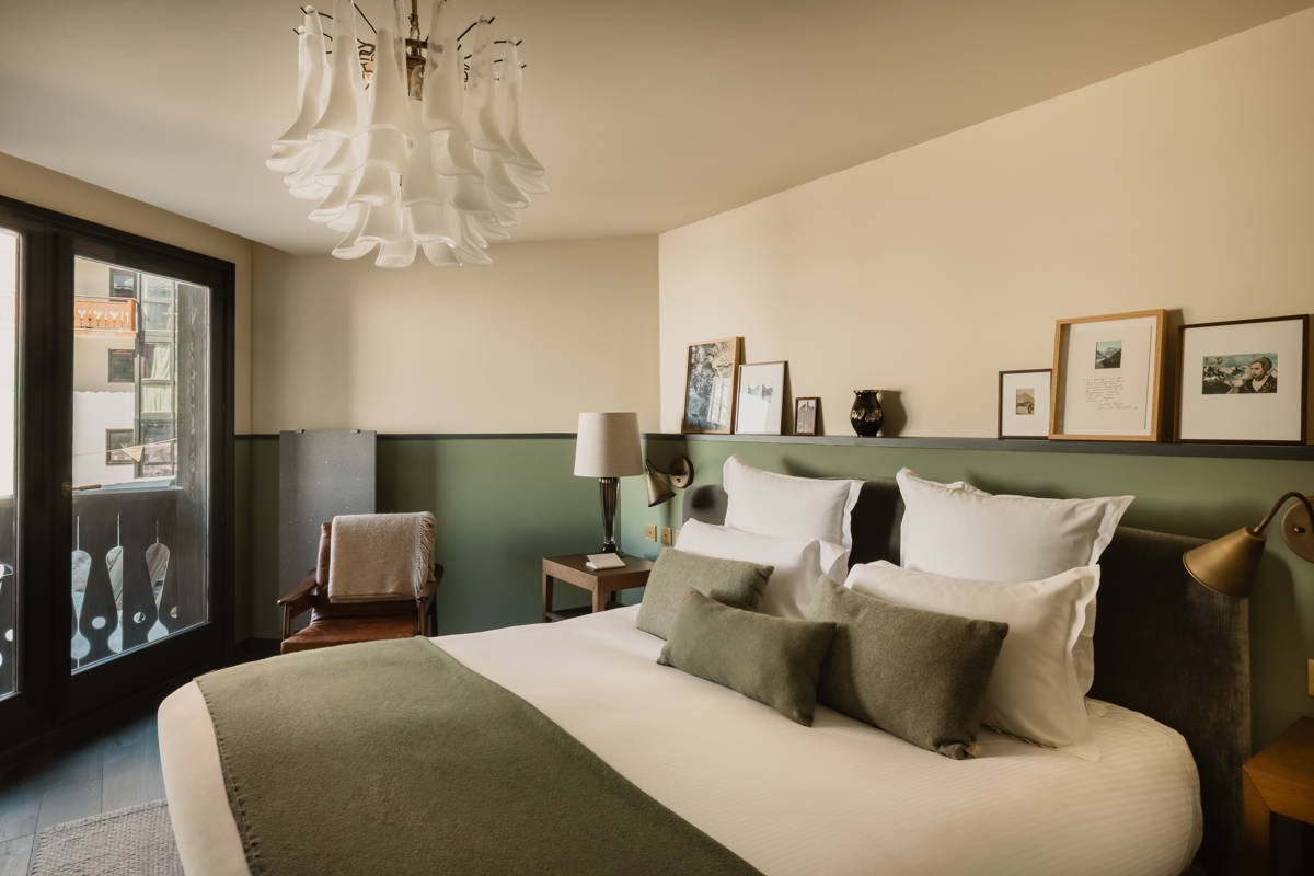 Zimmer im Le Fitz Roy mit Ledersessel, Balkon und Blick über das Dorf Val Thorens