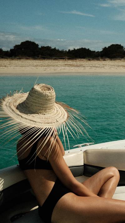 Boat trip in the turquoise waters of Ibiza near the Beaumier hotel Petunia