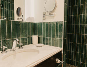 Détail de la salle de bain et de la douche en chambre Supérieure Famille.