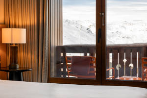 Balcon privé avec vue sur les pistes de ski à Val Thorens.