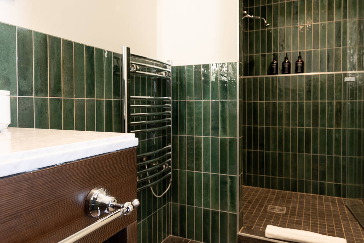 Détail de la salle de bain moderne dans la Suite à Val Thorens.