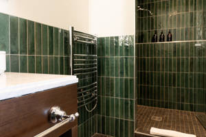 Détail de la salle de bain moderne dans la Suite à Val Thorens.