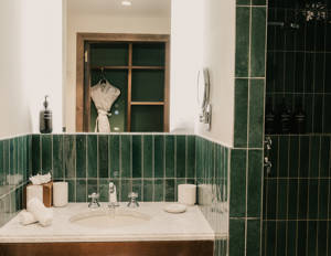 Détails de la salle de bain et de la douche en chambre Privilège, Val Thorens.