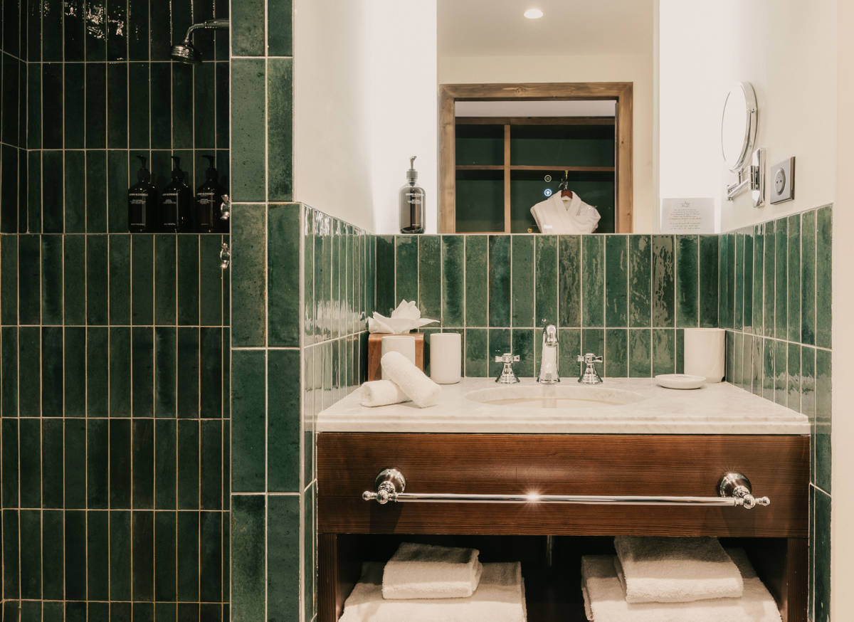 Salle de bain et douche de la chambre Confort à Val Thorens.
