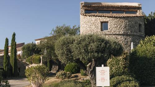 Une photo magnifiquement prise de la maison entourée d'une végétation luxuriante tout autour.