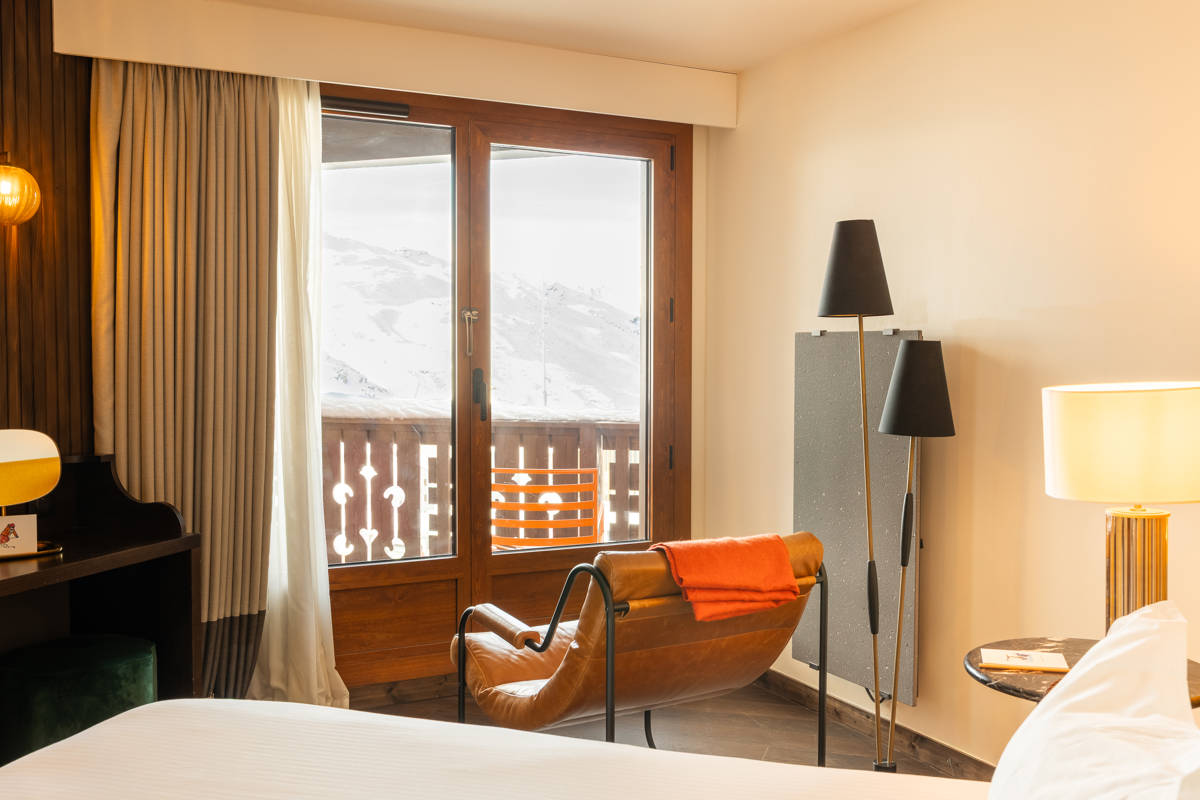 Vue sur les pistes enneigées depuis la fenêtre de la chambre à Val Thorens.
