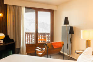 Vue sur les pistes enneigées depuis la fenêtre de la chambre à Val Thorens.
