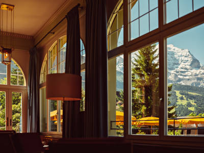 Salon avec vue sur la Jungfrau au Grand Hotel Belvedere, un hôtel Beaumier à Wengen