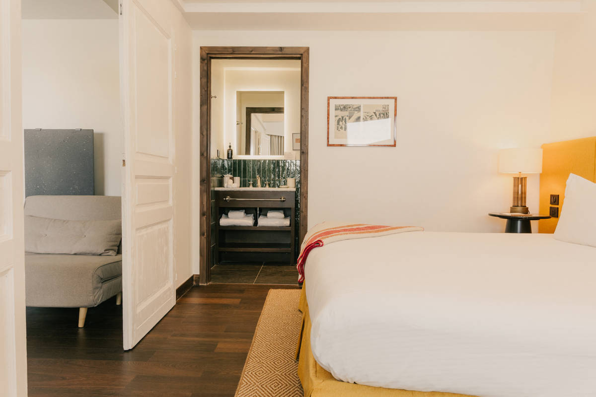 Vue générale de la Suite avec aménagement de salle de bain à Val Thorens.