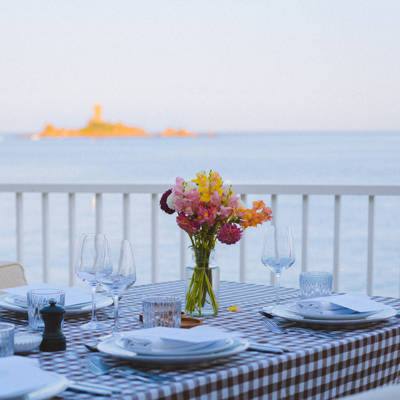 Ein Tisch für zwei mit Blick auf die Île d’Or