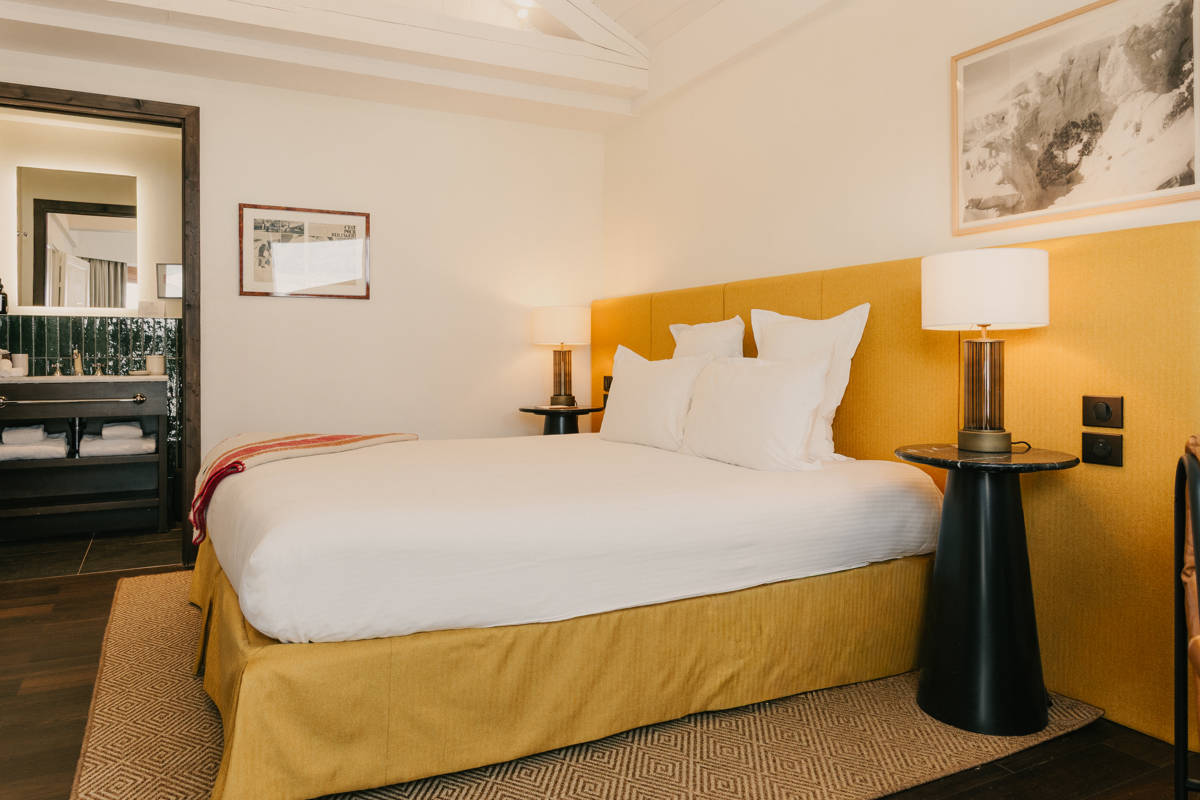 Détail de la table de chevet et du mobilier dans la chambre de la Suite.